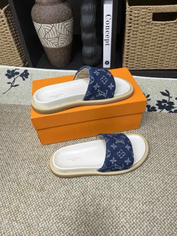 P320💰[New model] Long-term availability, 2025 new model, couple model [LOUlS VUlTTON] comes with drawer box, bag, card, invoice "Louis Vuitton ~ unique modern sandals. 》LV counter purchasing 🏃Men's and women's casual slippers, sold at the same time at the counter, the original old flower material upper is soft and comfortable, (refuses to discolor and rub the feet) sole: original factory special combination original sole, code number: 35--46 4 multiple colors 🉑️ to choose from